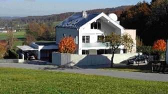 Ein Bild, das drauen, Gebude, Haus, Eigentum enthlt.

Automatisch generierte Beschreibung